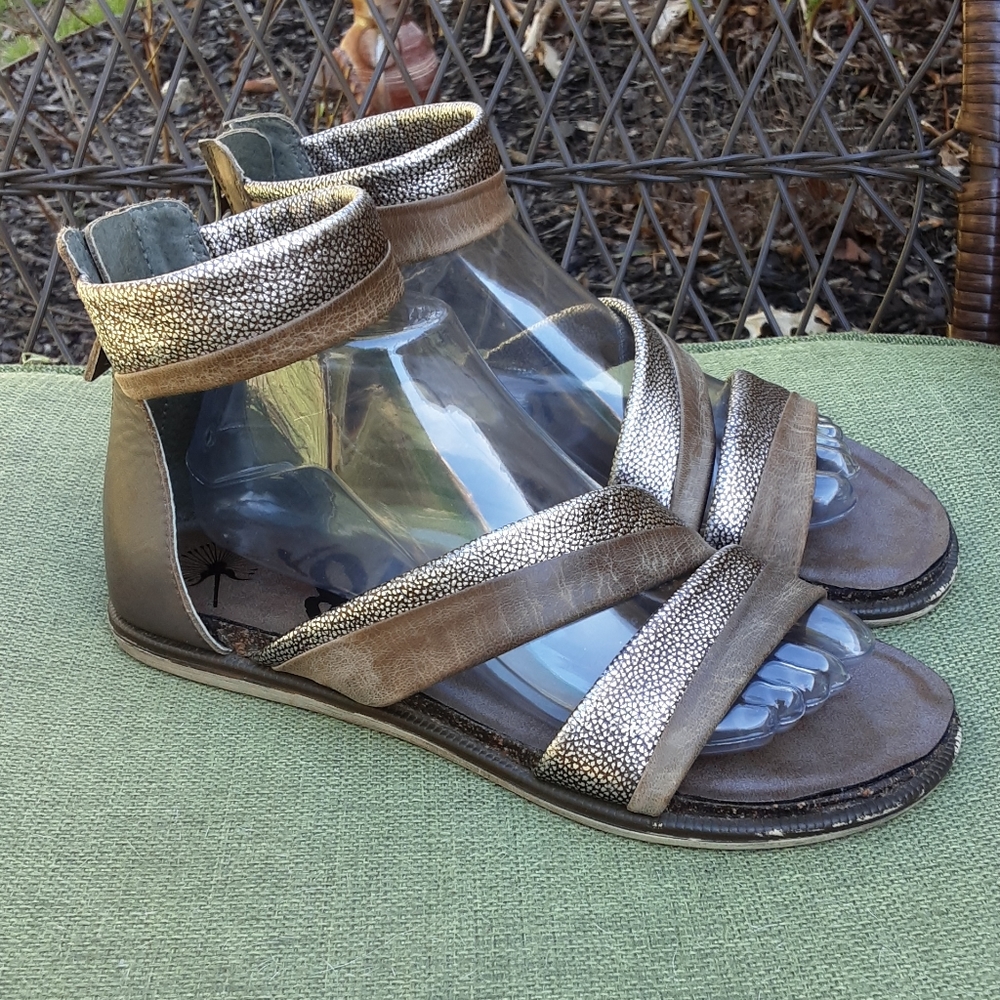 OTBT Souvenir Comfort Leather Metallic Flat Sandal Size 9 M.